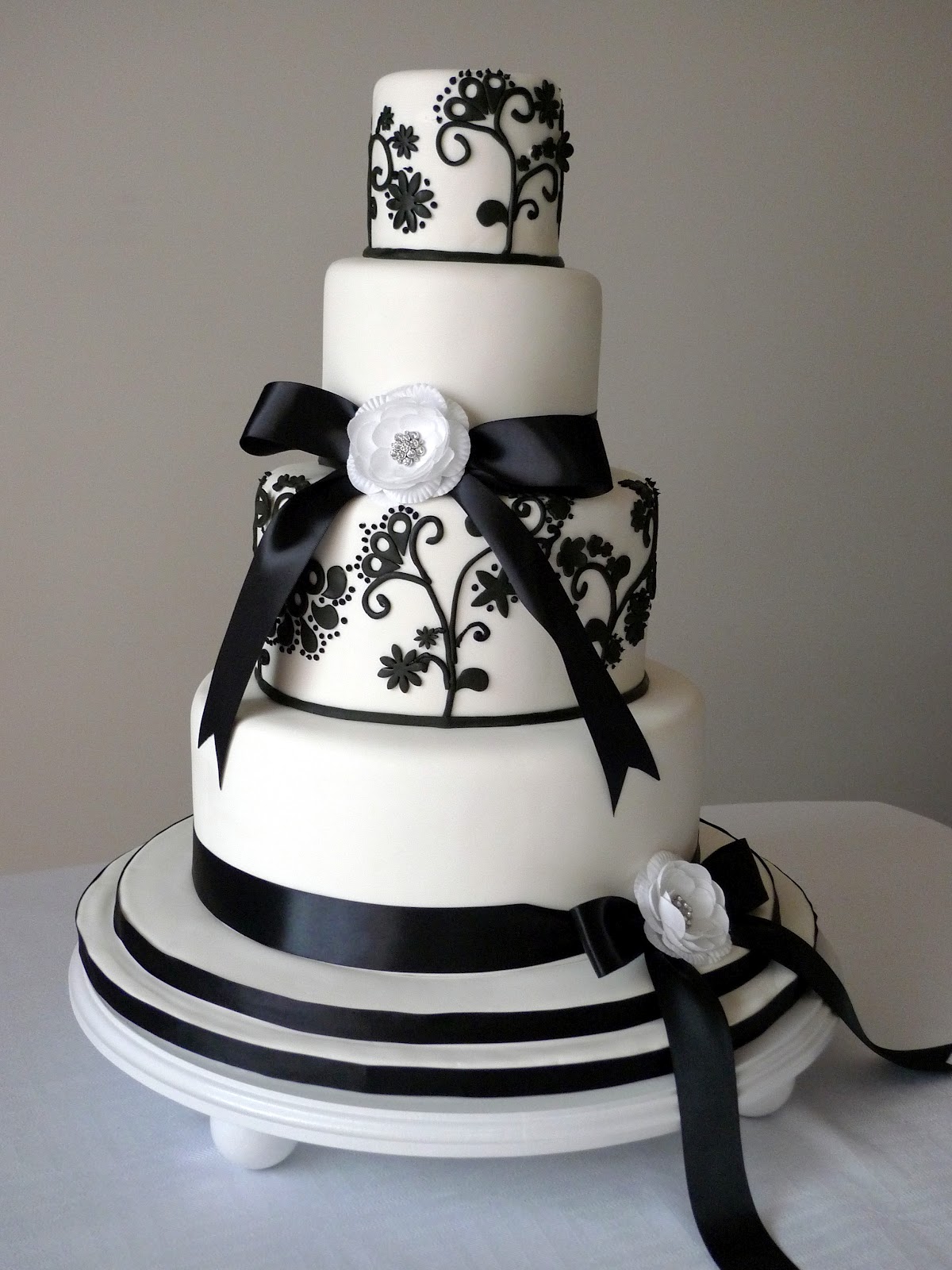 Elegant Black and White Wedding Cake