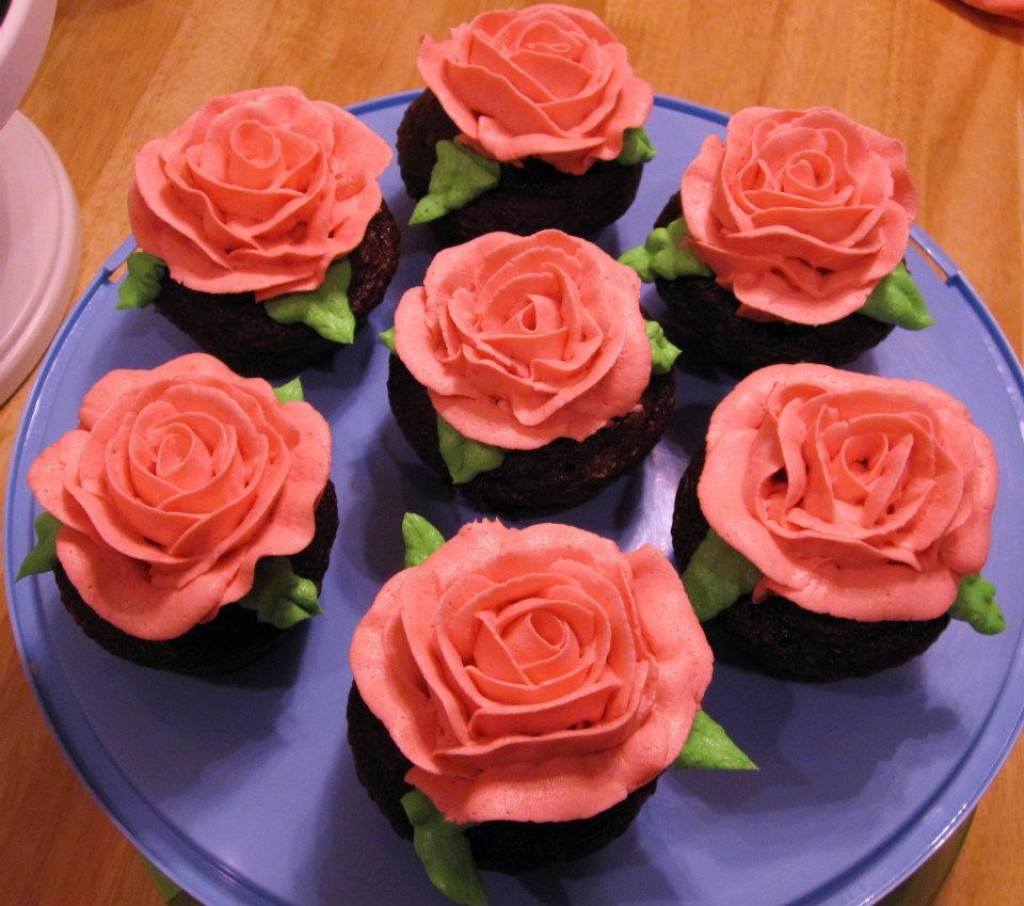 How to Make Frosting Flowers for Cakes