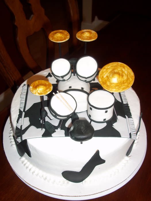 10 Photos of Birthday Cakes Like A Drum