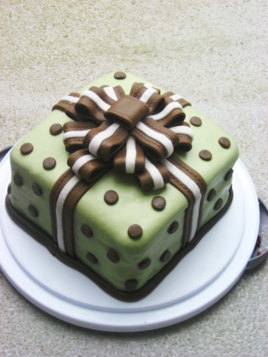 Present Shaped Cake