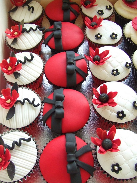 4 Photos of Black And White Valentine Cupcakes