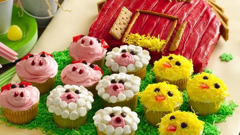 Barn Animal Cake with Cupcakes