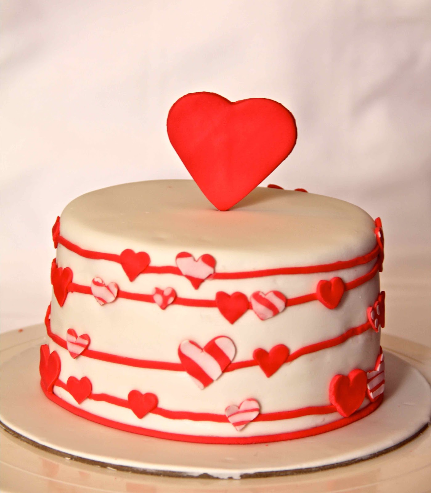 6 Photos of Big Cakes For Valentine's