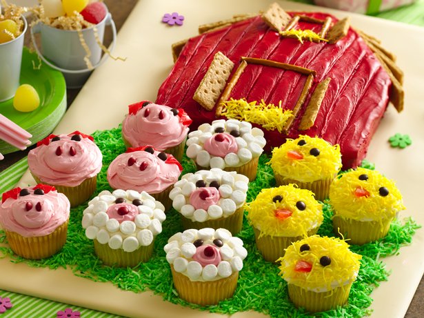 Barn Animal Cake with Cupcakes