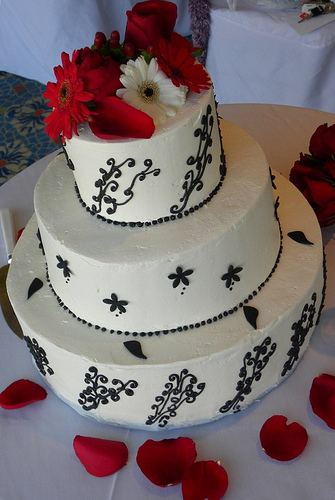 Red and White Wedding Cake Ideas