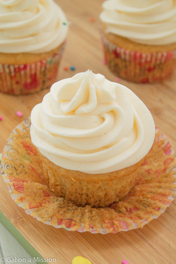 Vanilla Cupcakes with Buttercream Frosting