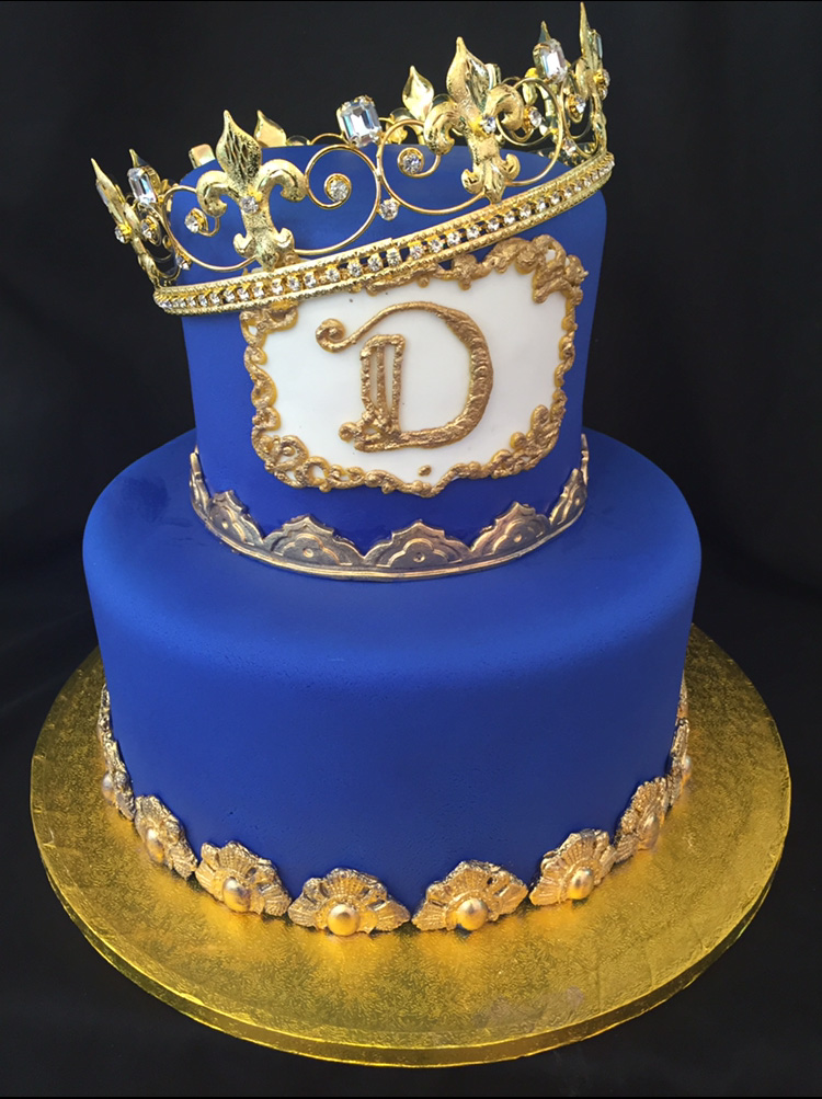 Торт на день рождения уэнсдей. Торт с короной. Торт с золотом. Торт с короной для мальчика.
