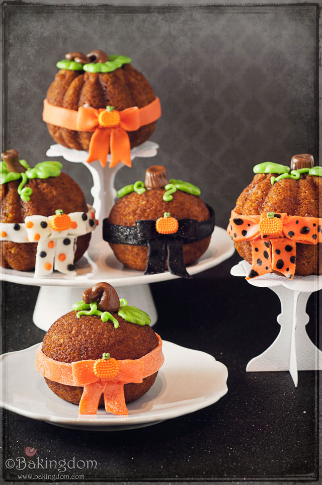 Halloween Mini Pumpkin Cakes