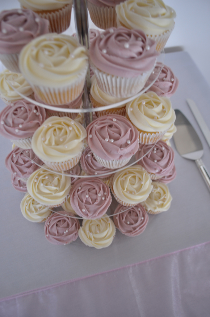 8 Photos of Cream Rose Cupcakes