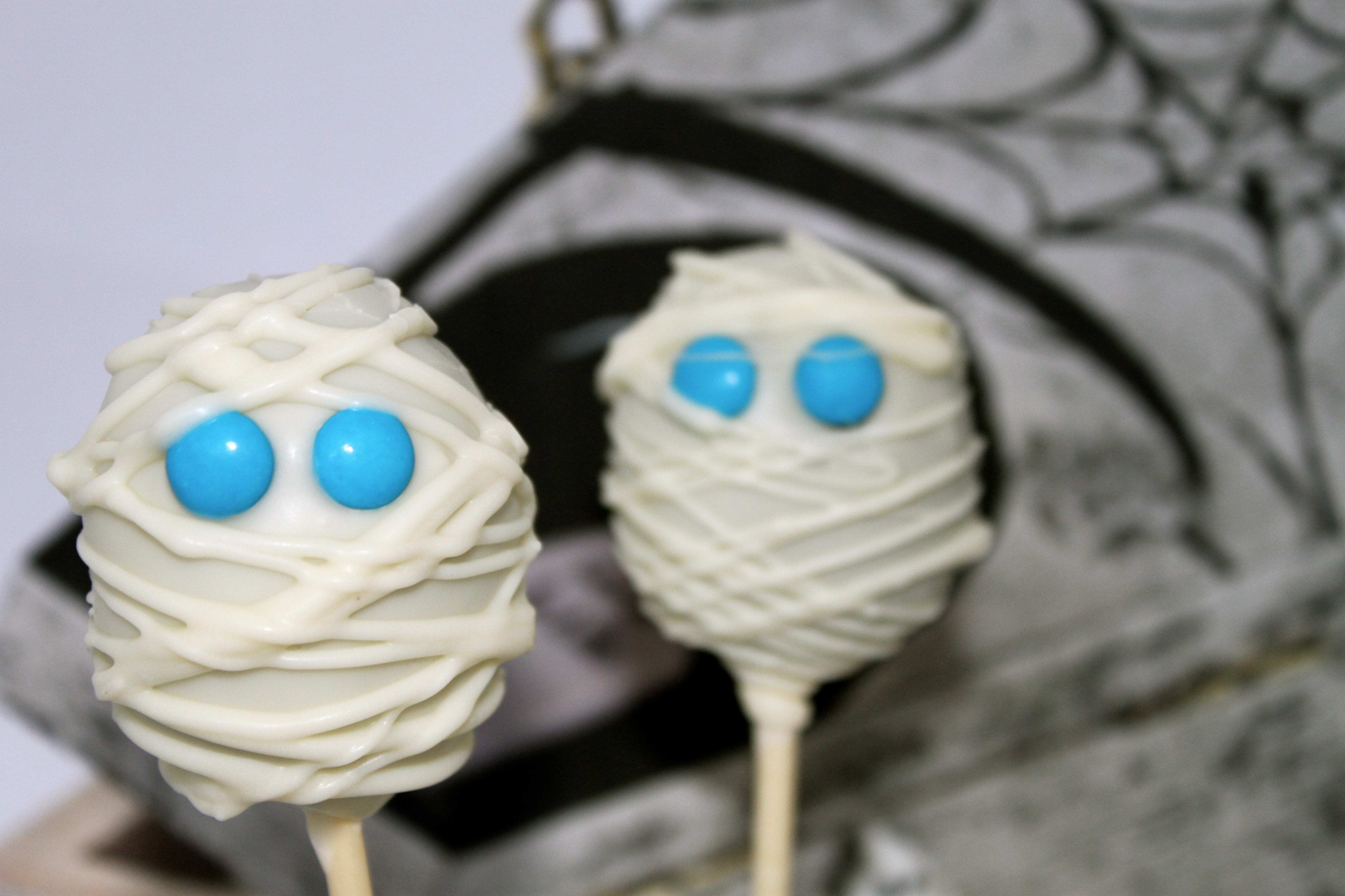 How to Make Halloween Mummy Cake Pops