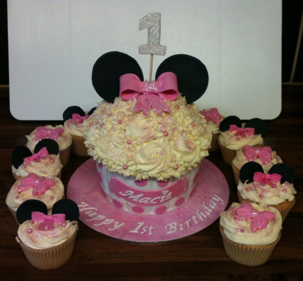 Giant Minnie Mouse Cakes and Cupcakes