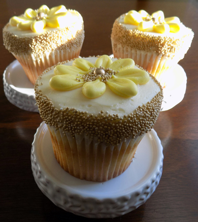 White and Gold Buttercream Cupcakes