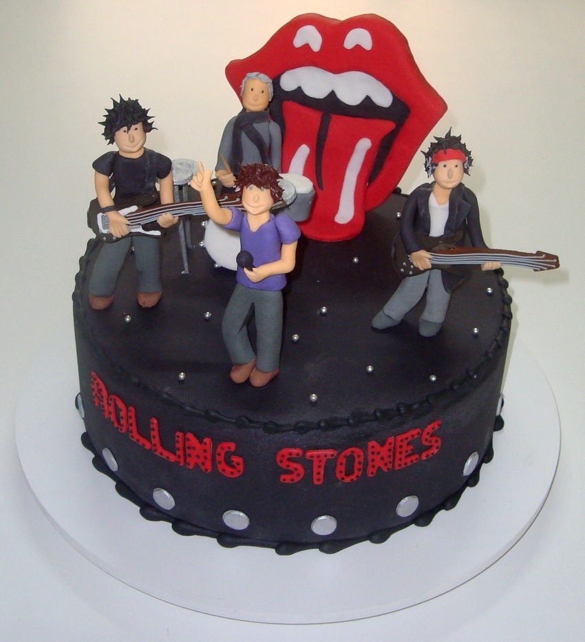 8 Photos of Birthday Cakes With Stones