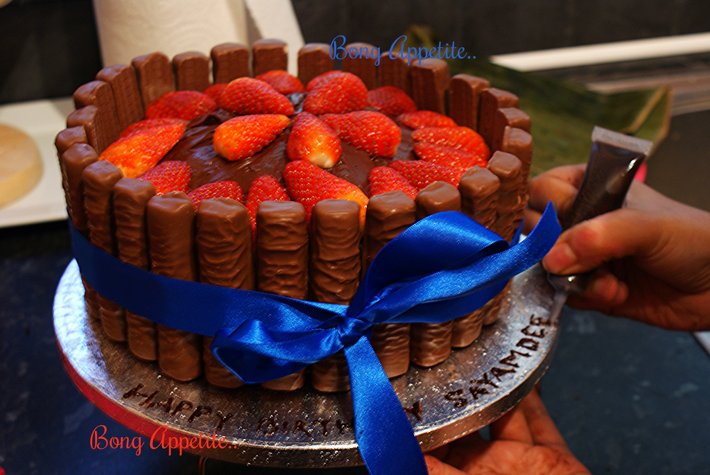 6 Photos of Stawberry Chocolate Fudge Birthday Cakes