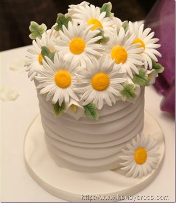 Daisy Wedding Cakes with Flowers