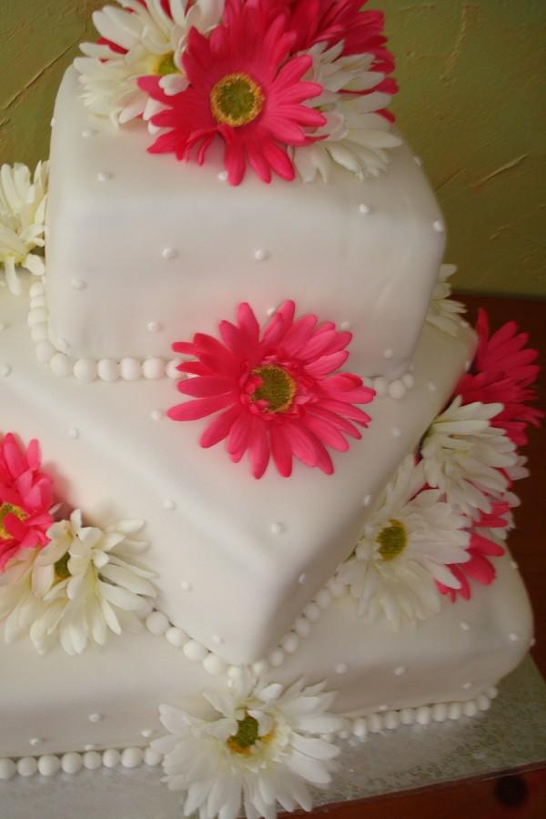 Daisy Wedding Cakes with Flowers