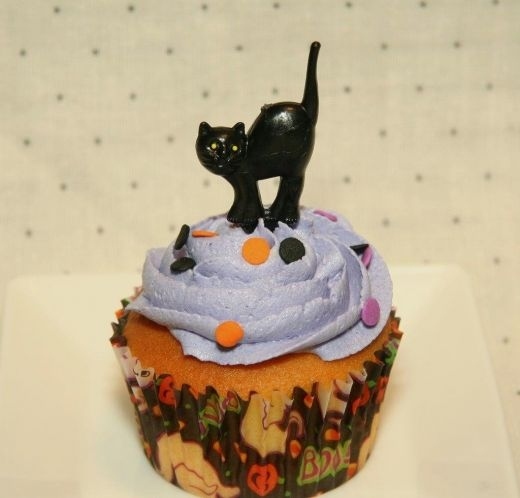 Black Cat Halloween Cupcakes