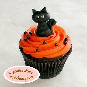 Cute Black Cats Halloween Cupcakes