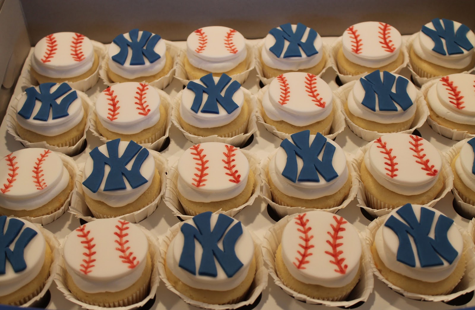 7 Sports Teams Birthday Cakes With Cupcakes Photo - Sports Birthday ...