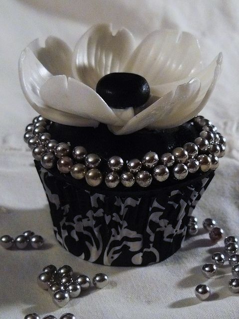 Black and White Elegant Cupcakes