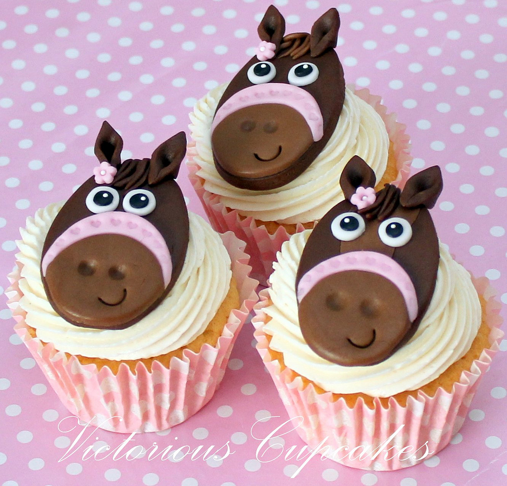 5 Horse Head Made From Cupcakes Photo - Horse Cupcake Cake, Easy Horse