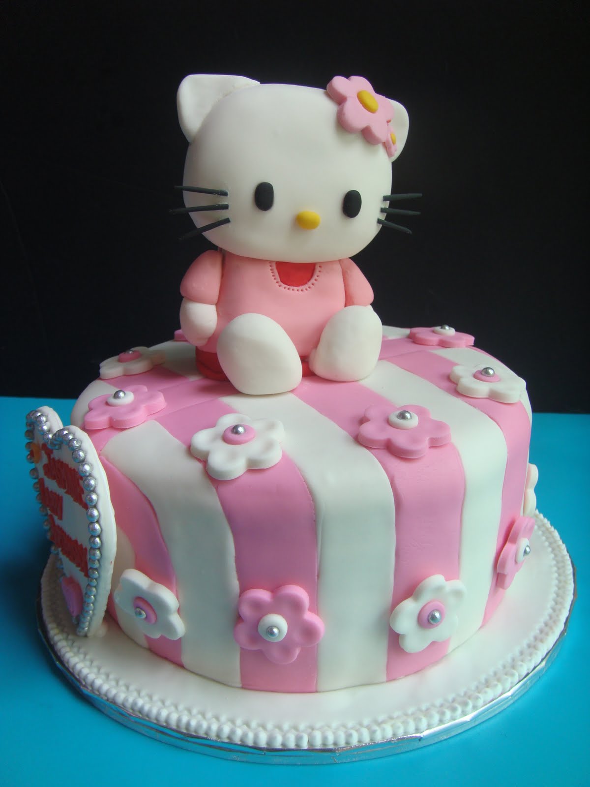 Hello Kitty Fondant Cake