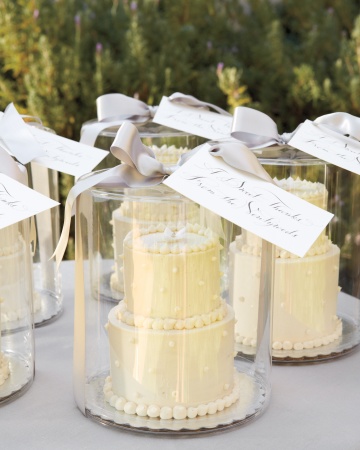 7 Photos of Small Wedding Cakes On Each Table