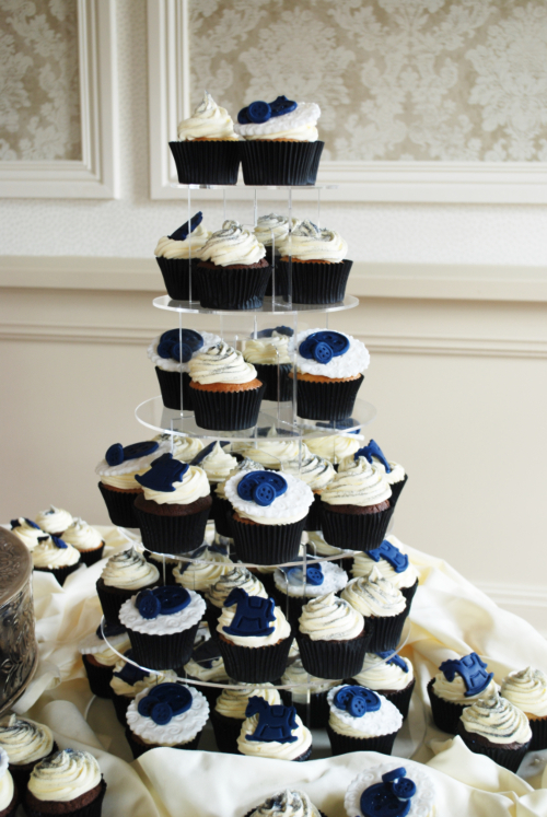 Elegant Wedding Cake with Cupcakes