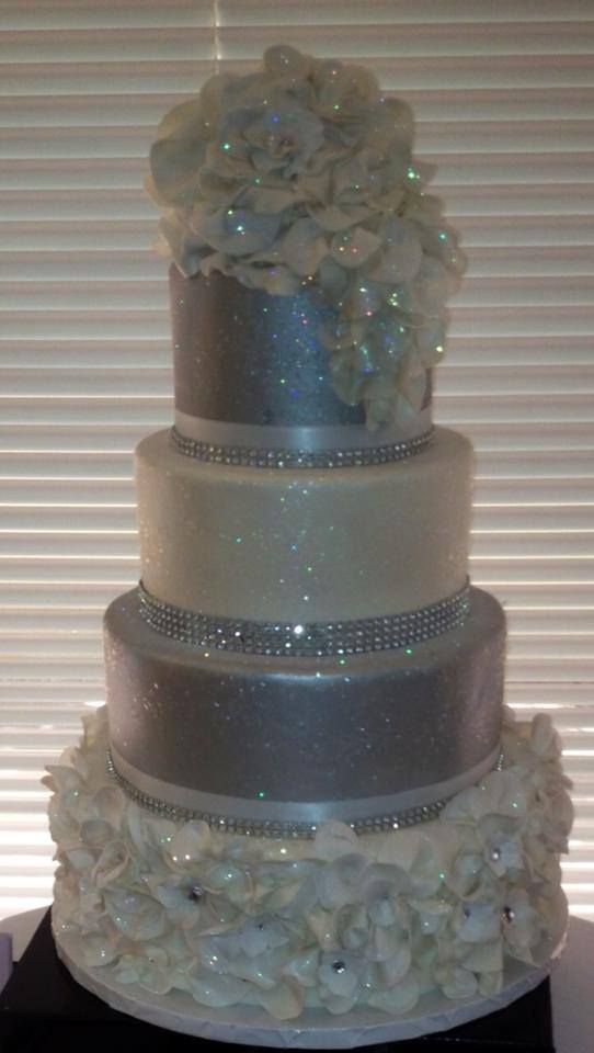 6 Photos of Sparkles And Roses Wedding Cakes