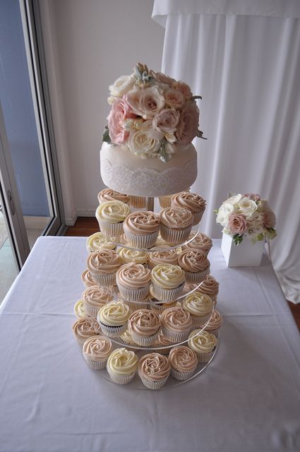 Vintage Wedding Cake with Cupcakes