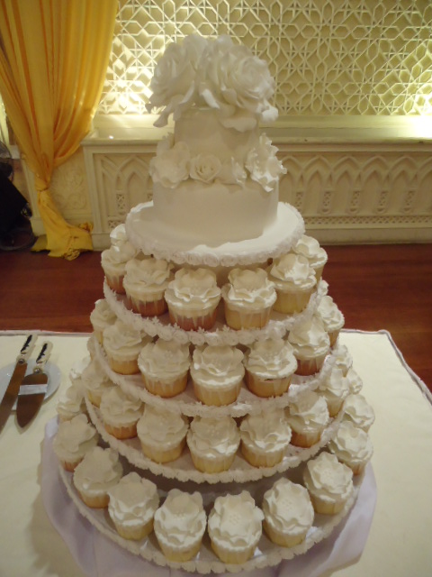 8 Photos of 60 Wedding Cupcakes