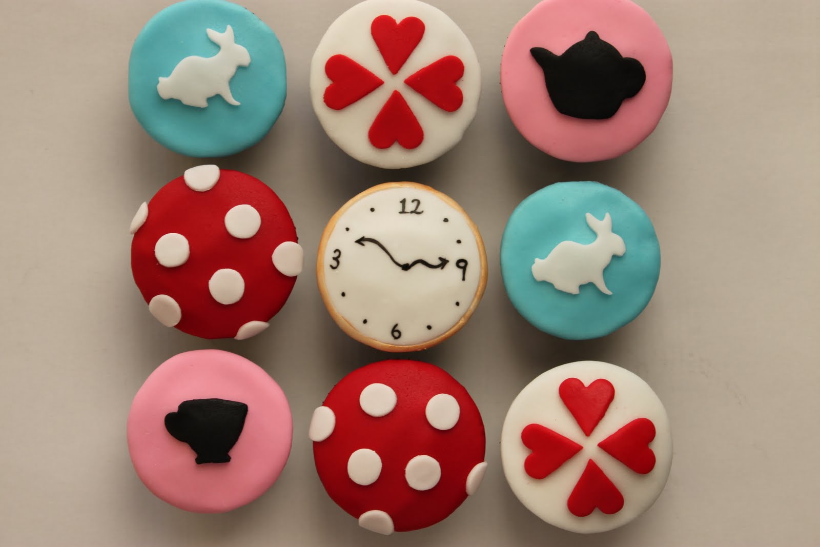 Easy Alice in Wonderland Cupcakes