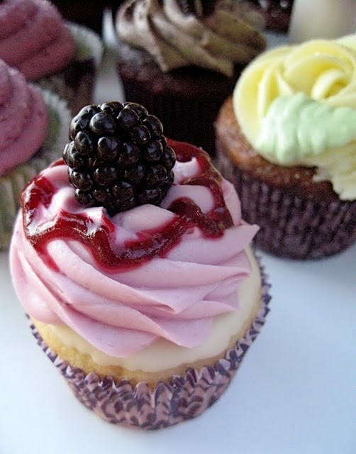 White Chocolate BlackBerry Cupcakes