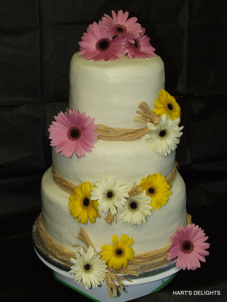 Daisy Wedding Cakes with Flowers