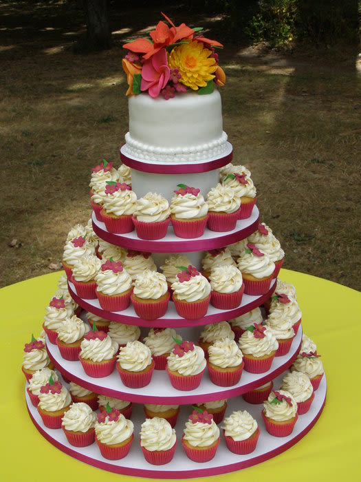 Hawaiian Themed Wedding Cake Cupcakes