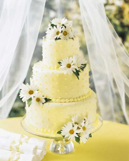 11 Photos of Traditional Wedding Cakes With Daisies