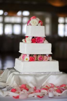 12 Photos of Separate Wedding Cakes Square 3