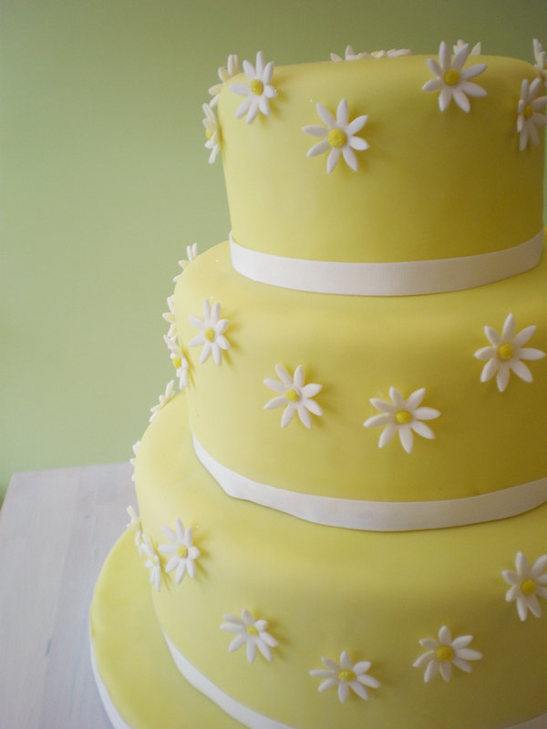 Wedding Cake with Daisies