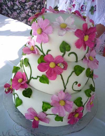 Wedding Cake with Daisies