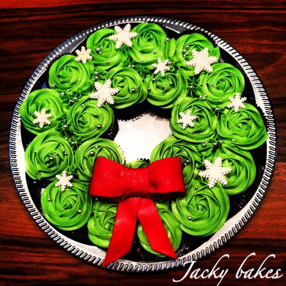 8 Christmas Wreath Cupcakes Made Photo - Christmas Cupcake Wreath ...