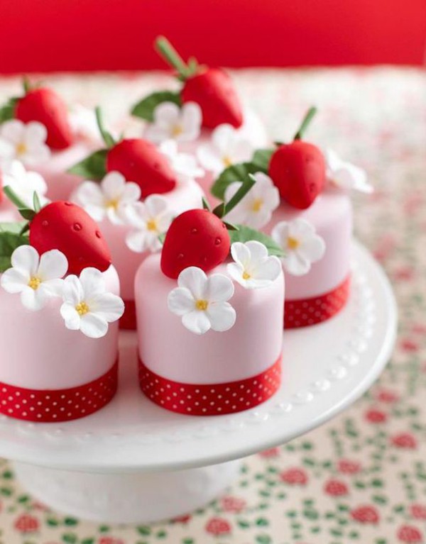 Mini Cake with Strawberries