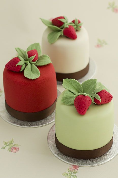 Mini Strawberry Cakes