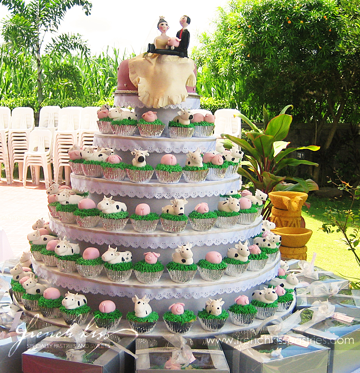 Unique Wedding Cake and Cupcakes