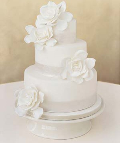 10 Photos of Simple White Rose Wedding Cakes