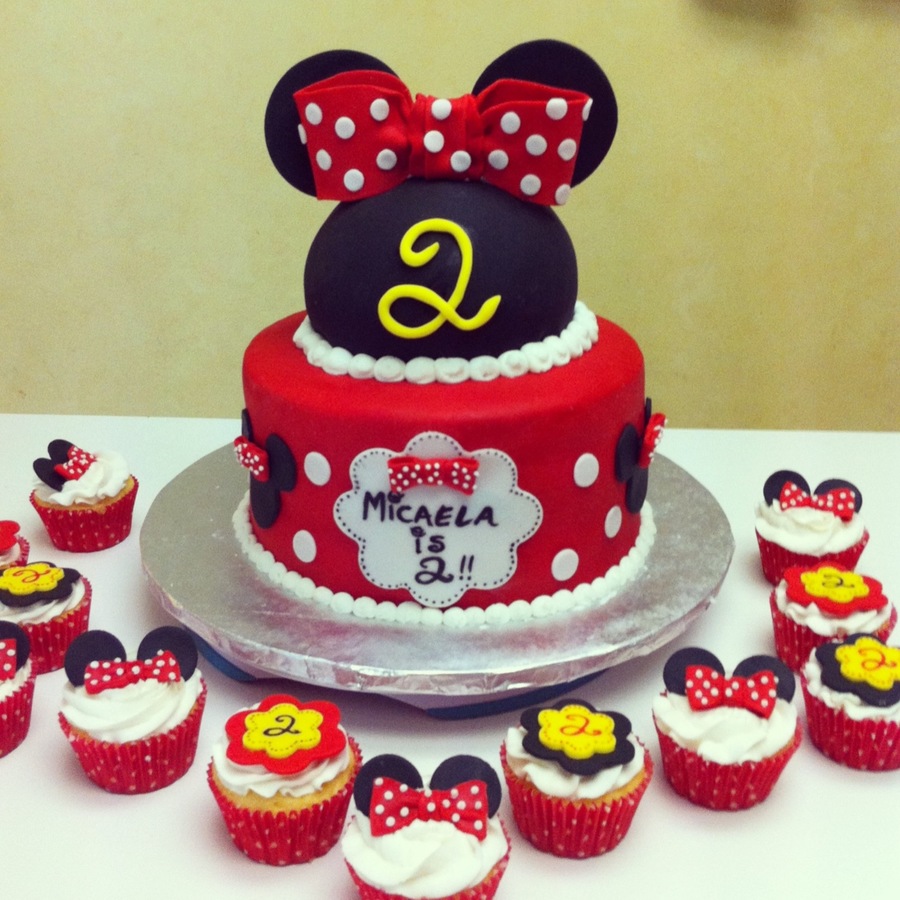 Minnie Mouse Birthday Cake with Cupcakes