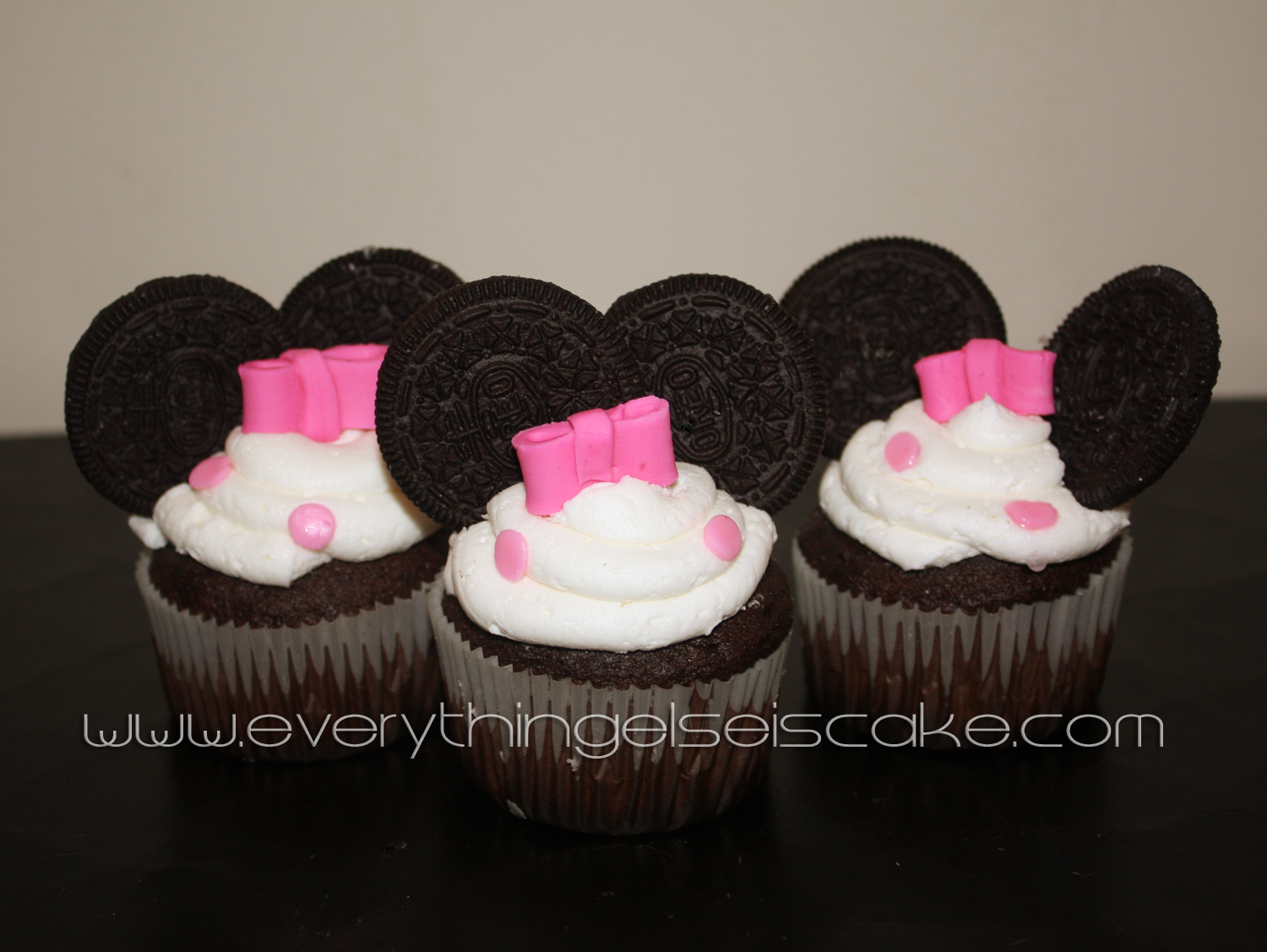 Minnie Mouse Cupcakes with Cake