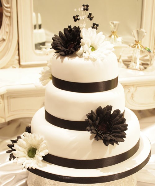 Black White Gerberas Wedding Cake