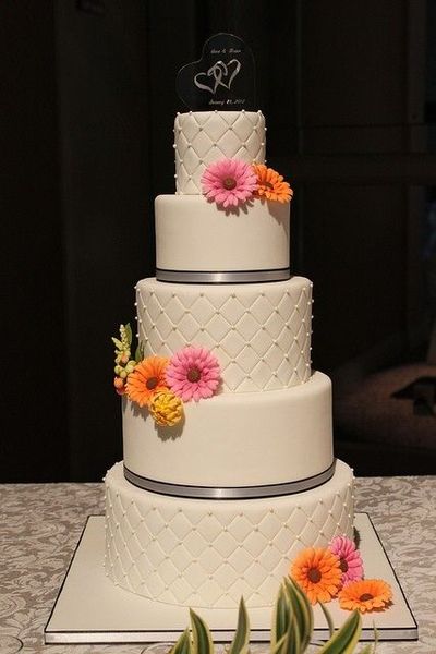 7 Photos of Wedding Cakes With Gerbera Daisies