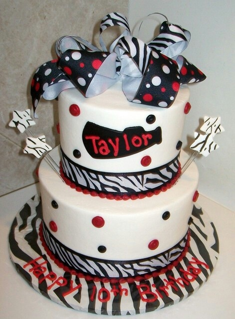 12 Photos of Cheerleading Cakes That Say Taylor