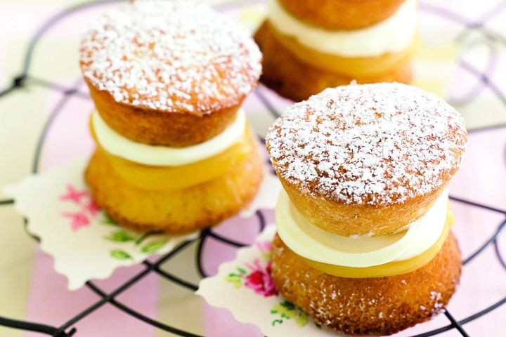 Victoria Sponge Cake with Lemon Curd